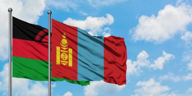 Malavi ve Moğolistan bayrağı birlikte beyaz bulutlu mavi gökyüzüne karşı rüzgarda sallayarak. Diplomasi kavramı, uluslararası ilişkiler.