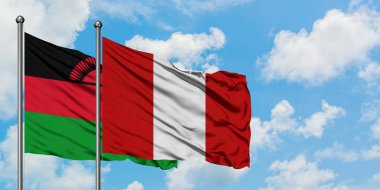 Malavi ve Peru bayrağı birlikte beyaz bulutlu mavi gökyüzüne karşı rüzgarda sallayarak. Diplomasi kavramı, uluslararası ilişkiler.