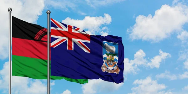 Bandera de Malawi e Islas Malvinas ondeando en el viento contra el cielo azul nublado blanco juntos. Concepto diplomático, relaciones internacionales . — Foto de Stock
