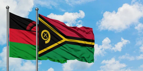Vlajka Malawi a Vanuatu mávajících ve větru proti bíle zatažené modré obloze. Diplomacie, mezinárodní vztahy. — Stock fotografie