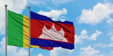 Mali ve Kamboçya bayrağı birlikte beyaz bulutlu mavi gökyüzüne karşı rüzgarda sallayarak. Diplomasi kavramı, uluslararası ilişkiler.