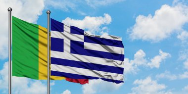 Mali ve Yunanistan bayrağı birlikte beyaz bulutlu mavi gökyüzüne karşı rüzgarsal sallayarak. Diplomasi kavramı, uluslararası ilişkiler.