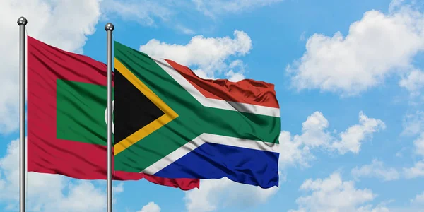 モルディブと南アフリカの旗は、一緒に白い曇り青い空に対して風に手を振る。外交概念、国際関係. — ストック写真