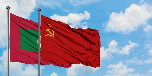 Мальдіви і прапор Радянського Союзу розмахуючи в вітру проти білого хмарного синього неба разом. Концепція дипломатії, міжнародні відносини. — стокове фото