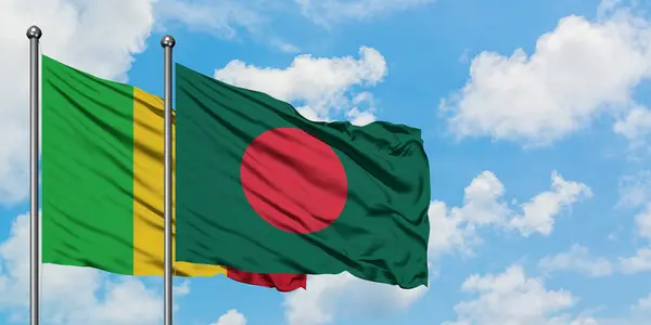 Bandera de Malí y Bangladesh ondeando en el viento contra el cielo azul nublado blanco juntos. Concepto diplomático, relaciones internacionales . — Foto de Stock