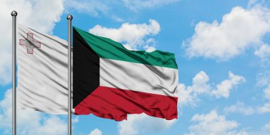 Malta ve Kuveyt bayrağı birlikte beyaz bulutlu mavi gökyüzüne karşı rüzgarsal sallayarak. Diplomasi kavramı, uluslararası ilişkiler.