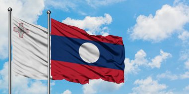 Malta ve Laos bayrağı birlikte beyaz bulutlu mavi gökyüzüne karşı rüzgarda sallayarak. Diplomasi kavramı, uluslararası ilişkiler.