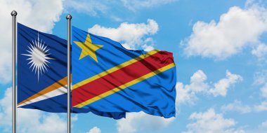 Marshall Adaları ve Kongo bayrağı birlikte beyaz bulutlu mavi gökyüzüne karşı rüzgarda sallayarak. Diplomasi kavramı, uluslararası ilişkiler.