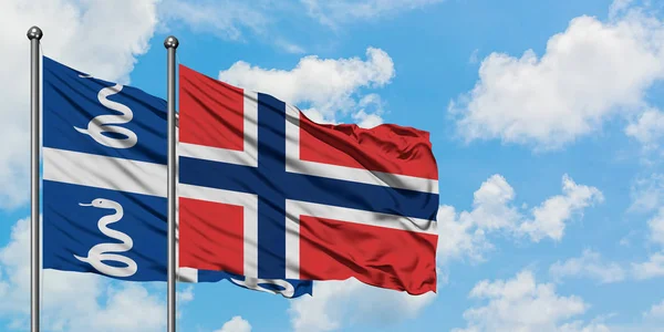 Bandera de Martinica y Noruega ondeando en el viento contra el cielo azul nublado blanco juntos. Concepto diplomático, relaciones internacionales . — Foto de Stock