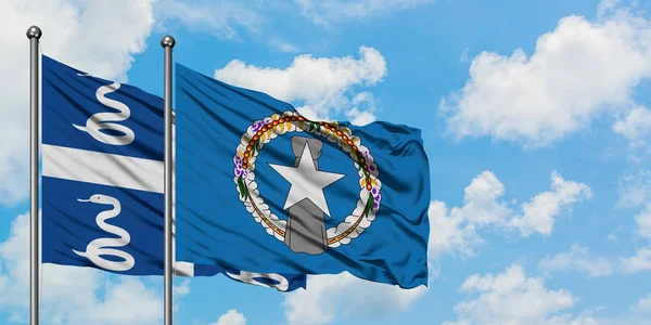 マルティニーク島と北マリアナ諸島の旗は、一緒に白い曇り青い空に対して風に手を振る。外交概念、国際関係. — ストック写真