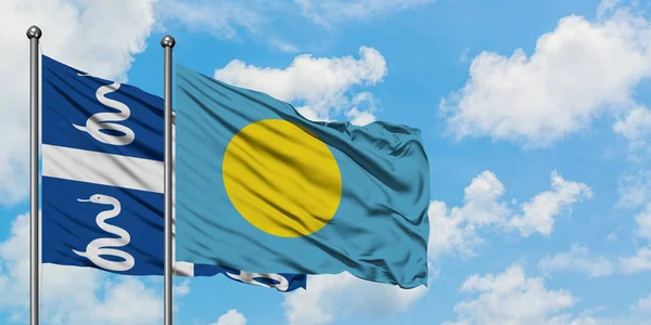 Флаг Мартиники и Палау размахивает ветром против белого облачно-синего неба вместе. Концепция дипломатии, международные отношения . — стоковое фото