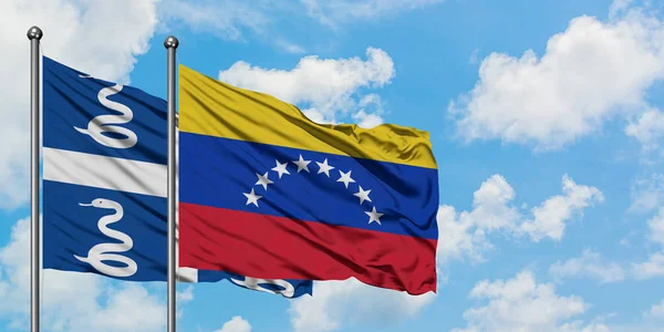 Martinique és Venezuela zászló integetett a szél ellen, fehér felhős kék ég együtt. Diplomáciai koncepció, nemzetközi kapcsolatok. — Stock Fotó