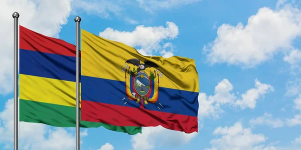 Η σημαία του Μαυρικίου και του Ισημερινού κουνώντας τον άνεμο ενάντια στον λευκό θολό γαλάζιο ουρανό μαζί. Φιλοσοφία της διπλωματίας, διεθνείς σχέσεις. — Φωτογραφία Αρχείου