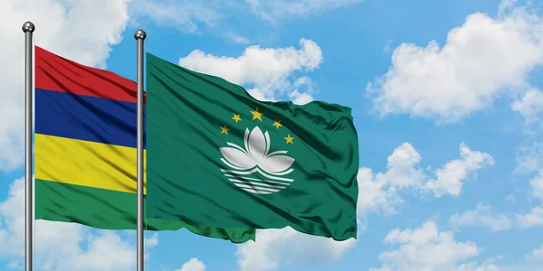 Bandera de Mauricio y Macao ondeando en el viento contra el cielo azul nublado blanco juntos. Concepto diplomático, relaciones internacionales . — Foto de Stock