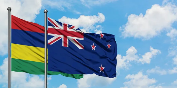 毛里求斯和新西兰国旗在风中飘扬，共同面对白泛蓝天。外交概念、国际关系. — 图库照片