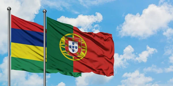 모리셔스와 포르투갈 국기가 함께 하얀 흐린 푸른 하늘에 대한 바람에 흔들리고. 외교 개념, 국제 관계. — 스톡 사진