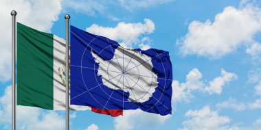 Meksika ve Antarktika bayrağı birlikte beyaz bulutlu mavi gökyüzüne karşı rüzgarda sallayarak. Diplomasi kavramı, uluslararası ilişkiler.