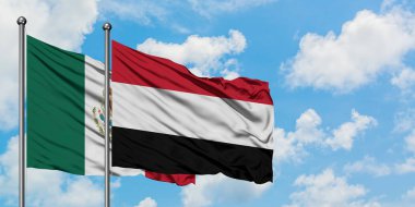 Meksika ve Yemen bayrağı birlikte beyaz bulutlu mavi gökyüzüne karşı rüzgarsal sallayarak. Diplomasi kavramı, uluslararası ilişkiler.