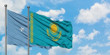 Mikronezya ve Kazakistan bayrağı birlikte beyaz bulutlu mavi gökyüzüne karşı rüzgarsal sallayarak. Diplomasi kavramı, uluslararası ilişkiler.