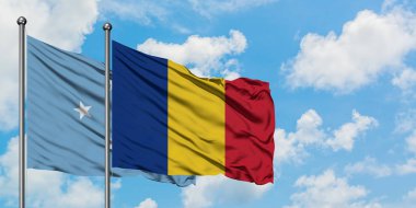 Mikronezya ve Romanya bayrağı birlikte beyaz bulutlu mavi gökyüzüne karşı rüzgarda sallayarak. Diplomasi kavramı, uluslararası ilişkiler.