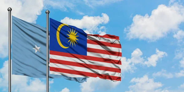 Mikronezya ve Malezya bayrağı birlikte beyaz bulutlu mavi gökyüzüne karşı rüzgarsal sallayarak. Diplomasi kavramı, uluslararası ilişkiler. — Stok fotoğraf
