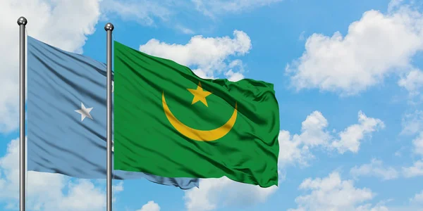 Bandera de Micronesia y Mauritania ondeando en el viento contra el cielo azul nublado blanco juntos. Concepto diplomático, relaciones internacionales . — Foto de Stock