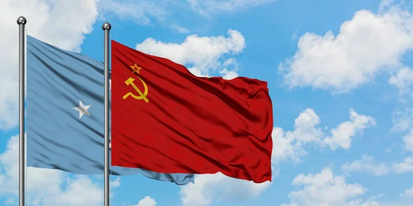 Micronesia e bandiera dell'Unione Sovietica sventolano insieme nel vento contro il bianco cielo blu nuvoloso. Concetto di diplomazia, relazioni internazionali . — Foto Stock