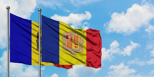 Bandera de Moldavia y Andorra ondeando en el viento contra el cielo azul nublado blanco juntos. Concepto diplomático, relaciones internacionales . — Foto de Stock