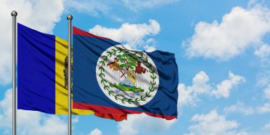 Moldova ve Belize bayrağı birlikte beyaz bulutlu mavi gökyüzüne karşı rüzgarda sallayarak. Diplomasi kavramı, uluslararası ilişkiler.