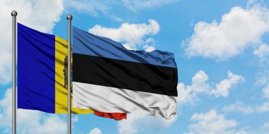 Moldova ve Estonya bayrağı birlikte beyaz bulutlu mavi gökyüzüne karşı rüzgarsal sallayarak. Diplomasi kavramı, uluslararası ilişkiler.