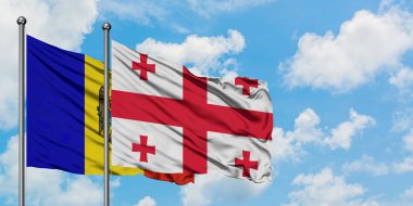 Moldova ve Gürcistan bayrağı birlikte beyaz bulutlu mavi gökyüzüne karşı rüzgarsal sallayarak. Diplomasi kavramı, uluslararası ilişkiler.