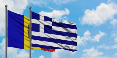 Moldova ve Yunanistan bayrağı birlikte beyaz bulutlu mavi gökyüzüne karşı rüzgarsal sallayarak. Diplomasi kavramı, uluslararası ilişkiler.