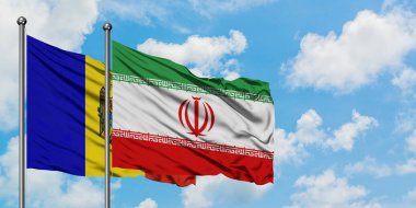 Moldova ve İran bayrağı birlikte beyaz bulutlu mavi gökyüzüne karşı rüzgarsal sallayarak. Diplomasi kavramı, uluslararası ilişkiler.