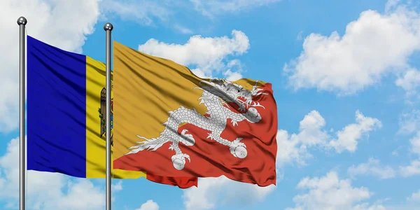 Moldávia e Butão bandeira acenando no vento contra o céu azul nublado branco juntos. Conceito de diplomacia, relações internacionais . — Fotografia de Stock