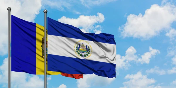 Bandera de Moldavia y El Salvador ondeando en el viento contra el cielo azul nublado blanco juntos. Concepto diplomático, relaciones internacionales . —  Fotos de Stock