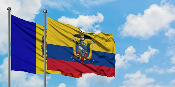 Bandera de Moldavia y Ecuador ondeando en el viento contra el cielo azul nublado blanco juntos. Concepto diplomático, relaciones internacionales . — Foto de Stock