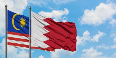 Malezya ve Bahreyn bayrağı birlikte beyaz bulutlu mavi gökyüzüne karşı rüzgarsal sallayarak. Diplomasi kavramı, uluslararası ilişkiler.