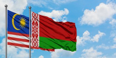 Malezya ve Beyaz Rusya bayrağı birlikte beyaz bulutlu mavi gökyüzüne karşı rüzgarsal sallayarak. Diplomasi kavramı, uluslararası ilişkiler.