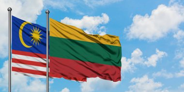 Malezya ve Litvanya bayrağı birlikte beyaz bulutlu mavi gökyüzüne karşı rüzgarsal sallayarak. Diplomasi kavramı, uluslararası ilişkiler.