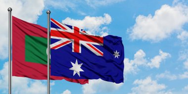 Maldivler ve Heard Adası ve Mcdonald Adaları bayrağı birlikte beyaz bulutlu mavi gökyüzüne karşı rüzgarda sallayarak. Diplomasi kavramı, uluslararası ilişkiler.