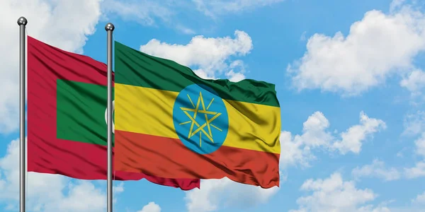 モルディブとエチオピアの旗は、一緒に白い曇り青い空に対して風に手を振る。外交概念、国際関係. — ストック写真