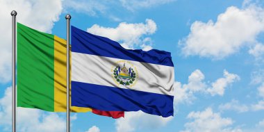 Mali ve El Salvador bayrağı birlikte beyaz bulutlu mavi gökyüzüne karşı rüzgarda sallayarak. Diplomasi kavramı, uluslararası ilişkiler.