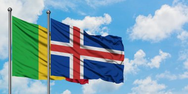 Mali ve İzlanda bayrağı birlikte beyaz bulutlu mavi gökyüzüne karşı rüzgarda sallayarak. Diplomasi kavramı, uluslararası ilişkiler.