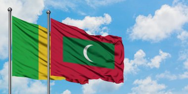 Mali ve Maldivler bayrak birlikte beyaz bulutlu mavi gökyüzüne karşı rüzgarda sallayarak. Diplomasi kavramı, uluslararası ilişkiler.