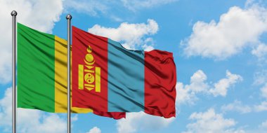 Mali ve Moğolistan bayrağı birlikte beyaz bulutlu mavi gökyüzüne karşı rüzgarda sallayarak. Diplomasi kavramı, uluslararası ilişkiler.