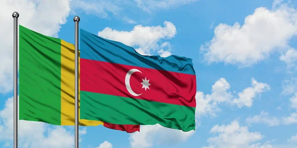 Mali és Azerbajdzsán zászló integetett a szél ellen, fehér felhős kék ég együtt. Diplomáciai koncepció, nemzetközi kapcsolatok. — Stock Fotó