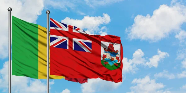 Bandera de Malí y Bermudas ondeando en el viento contra el cielo azul nublado blanco juntos. Concepto diplomático, relaciones internacionales . — Foto de Stock