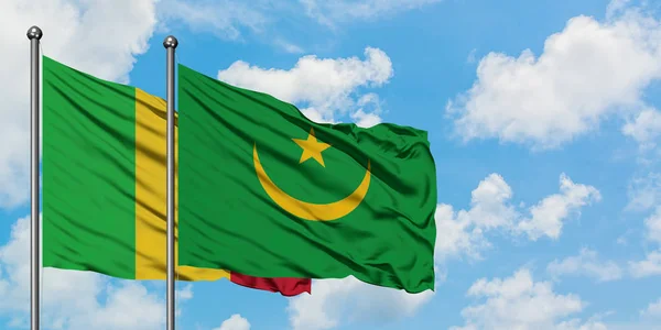 Bandera de Malí y Mauritania ondeando en el viento contra el cielo azul nublado blanco juntos. Concepto diplomático, relaciones internacionales . — Foto de Stock