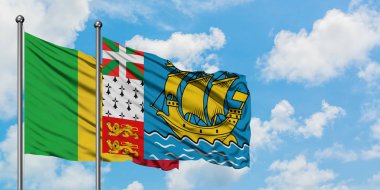 Mali ve Saint Pierre ve Miquelon bayrağı birlikte beyaz bulutlu mavi gökyüzüne karşı rüzgarda sallayarak. Diplomasi kavramı, uluslararası ilişkiler.