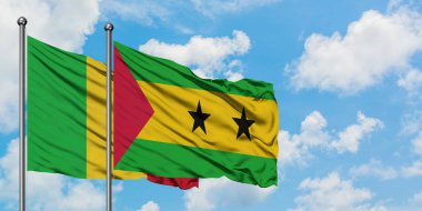 Mali ve Sao Tome ve Principe bayrak birlikte beyaz bulutlu mavi gökyüzüne karşı rüzgarda sallayarak. Diplomasi kavramı, uluslararası ilişkiler.